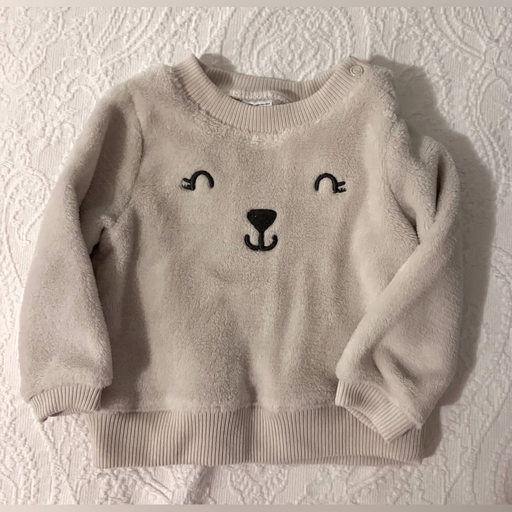 ADORABLE BEAR sweat top, size 6 months! Perfect for Fall and Winter. New.